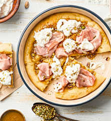 Pizza mit Pistazienpesto, Stracciatella Käse und Mortadella