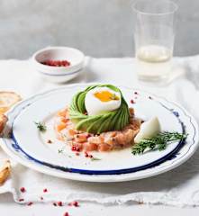 Tartar de salmón con aguacate y huevo mollet
