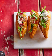 Panzerotto pomodoro e mozzarella con polpo, rucola e ricotta al limone