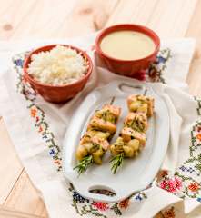 Espetadas mistas de peixe em alecrim com molho de iogurte e limão