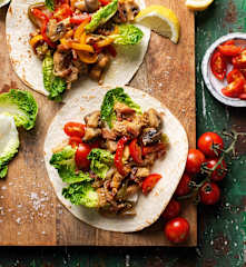 Fajitas con pollo, beicon y champiñones