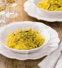 Tagliatelle con yogurt, zucchine e zafferano