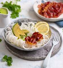 Makaron ze spiralizowanej kalarepy w sosie ziołowym (TM6, TM7)