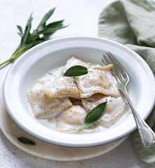 Ravioli de ricota y jamón con crema de salvia