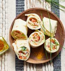 Wrap carotte-concombre, sauce yaourt au curry