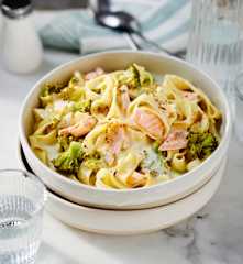 Bandnudeln mit Brokkoli-Lachs-Sauce