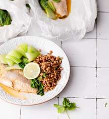 Filetes de peixe em papelote com pak-choi