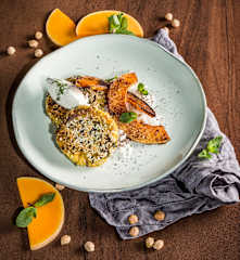 Kichererbsen-Reis-Laibchen mit Ofenkürbis und Labneh