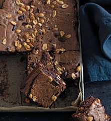 Brownie aux deux chocolats et aux cacahuètes