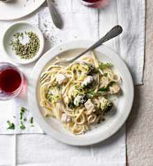Pasta cremosa con pollo y brócoli