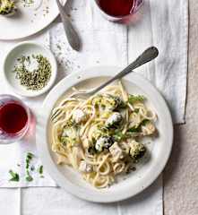 Ζυμαρικά με κοτόπουλο, μπρόκολο και κρέμα