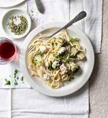 Pasta cremosa pollo e broccoli