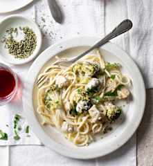 Krémové špagety s kuřecím masem a brokolicí