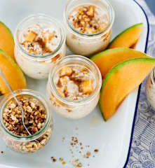 Griechischer Joghurt mit Granolapulver und Cantaloupe-Melone