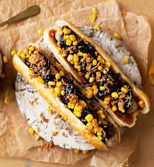 Hot dog con salchicha de carne y cebolla caramelizada