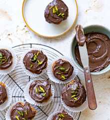 Petits moelleux pistache, glaçage chocolat
