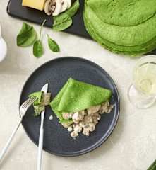 Crêpes de espinacas rellenas de farsa de pollo