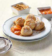 Vollkorn-Topfenknödel mit  Pfirsich - Marillenröster