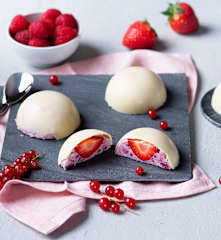 Cúpula crujiente de chocolate blanco con mousse de frutos rojos y corazón de fresa