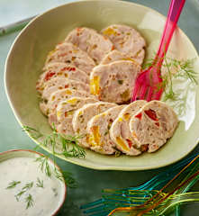 Galantina di pollo e yogurt profumato all'aneto