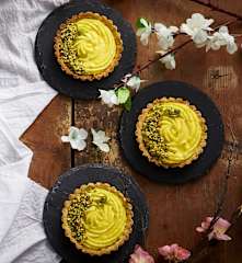Crostatine alla crema di yuzu e pistacchi