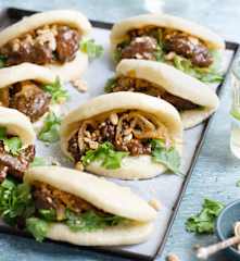 Gua baos au porc, pickles et cacahuètes