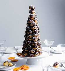 Ptysiowa piramida z kremem pomarańczowym (Croquembouche)