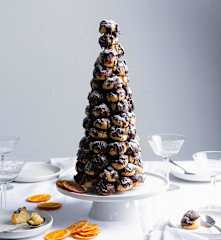 Croquembouche cu cremă de portocale și ciocolată amăruie