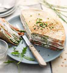 Gâteau de galettes de blé noir saumon-roquette