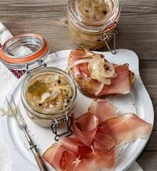 Saure Zwiebeln aus dem Glas