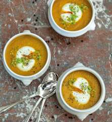 Crema de verduras con huevo pochado