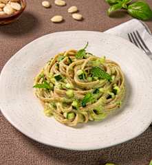 Linguines complètes au pesto de courgettes et de menthe