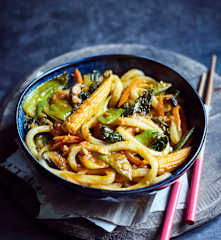 Udon-Nudeln mit Curry-Gemüse