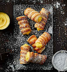 Cannoncini alla crema pasticcera e cioccolato