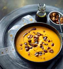 Kürbis-Apfel-Suppe mit gerösteten Maronen