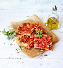 Πίτσα με γραβιέρα και προσούτο