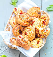 Petits pains farcis à la tomate cerise et au poivron