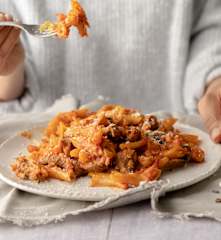 Ensalada de escarola, fusilli con ternera y crema de chocolate