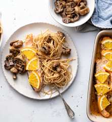 Espaguetis integrales con salmón a la naranja y champiñones salteados
