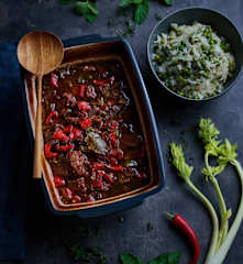 Carne guisada com molho de tomate e arroz de ervilhas