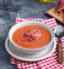 Chłodnik pomidorowy z arbuzem i papryką