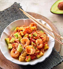 Noodles con gamberi e avocado