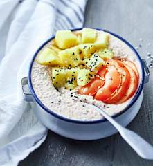 Pudding de chia au lait de coco, kaki et ananas