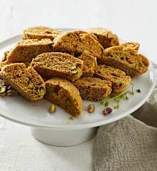 Cantuccini pistacchio, pomodori secchi e olive