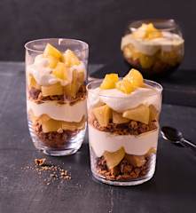 Mascarponecreme mit Butter-Karamell-Birnen und Cookie-Crunch