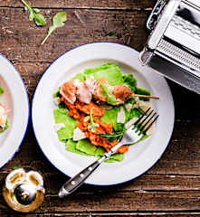 Ravioles à la roquette et minibrochettes jambon-mozza