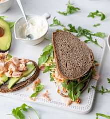 Sándwich integral con salteado de salmón, aguacate y rúcula