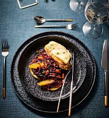 Glühwein-Rotkohlsalat mit Camembert und Nüssen