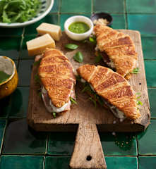 Croissant com pesto de agrião, burrata e presunto