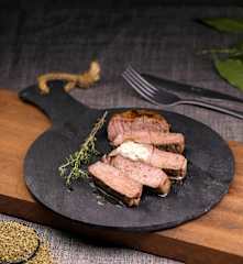 Filete de res con mantequilla de ajo a las hierbas Al vacío